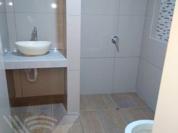 SE VENDE PROPIEDAD COMO NUEVA. TOTALMENTE REMODELADA Y FRENTE A PARQUE