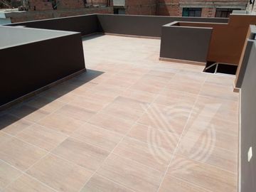 SE VENDE PROPIEDAD COMO NUEVA. TOTALMENTE REMODELADA Y FRENTE A PARQUE