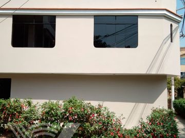 SE VENDE PROPIEDAD COMO NUEVA. TOTALMENTE REMODELADA Y FRENTE A PARQUE