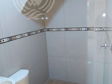 SE VENDE PROPIEDAD COMO NUEVA. TOTALMENTE REMODELADA Y FRENTE A PARQUE