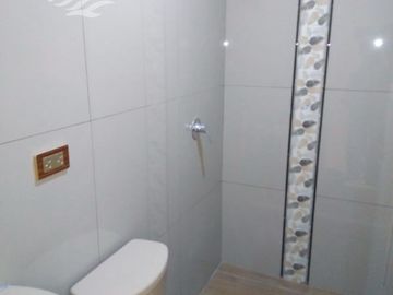 SE VENDE PROPIEDAD COMO NUEVA. TOTALMENTE REMODELADA Y FRENTE A PARQUE