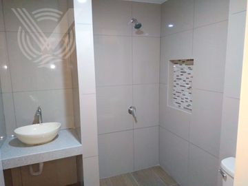 SE VENDE PROPIEDAD COMO NUEVA. TOTALMENTE REMODELADA Y FRENTE A PARQUE