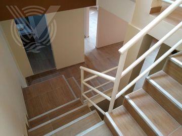 SE VENDE PROPIEDAD COMO NUEVA. TOTALMENTE REMODELADA Y FRENTE A PARQUE