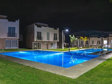 VENTA DE CASA CON ALBERCA Y ROOF GARDEN CERCA DE COCOYOC