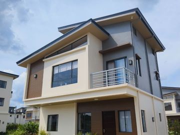 5 Bedroom Modern Design House and Lot in Alaminos Laguna