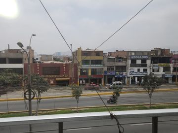 REMATE DE CASA CON LOCAL COMERCIAL EN AV. TUPAC AMARU - COMAS