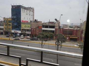 REMATE DE CASA CON LOCAL COMERCIAL EN AV. TUPAC AMARU - COMAS