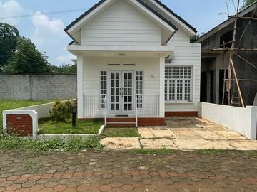 Rumah Model American Farm House di Purwakarta Dekat Sadang