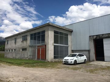 Galpon industrial de venta cerca de Quito.  10.000 m2 terreno - 1.820 m2 construccion