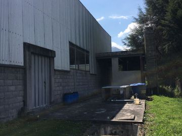 Galpon industrial de venta cerca de Quito.  10.000 m2 terreno - 1.820 m2 construccion