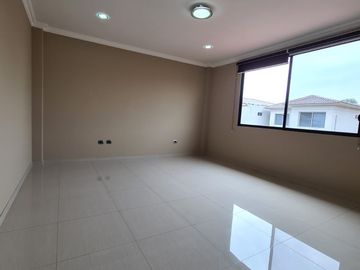En venta amplia casa en Urbanización Estancias del Rio, vía Samborondon