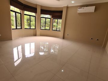 En venta amplia casa en Urbanización Estancias del Rio, vía Samborondon
