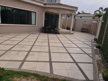 En venta amplia casa en Urbanización Estancias del Rio, vía Samborondon