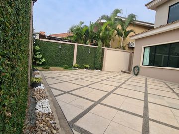 En venta amplia casa en Urbanización Estancias del Rio, vía Samborondon