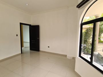 En venta amplia casa en Urbanización Estancias del Rio, vía Samborondon