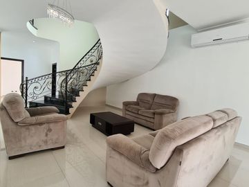 En venta amplia casa en Urbanización Estancias del Rio, vía Samborondon