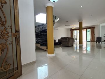En venta amplia casa en Urbanización Estancias del Rio, vía Samborondon