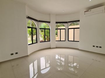 En venta amplia casa en Urbanización Estancias del Rio, vía Samborondon