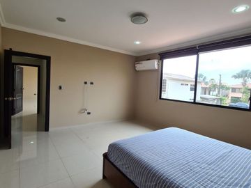 En venta amplia casa en Urbanización Estancias del Rio, vía Samborondon