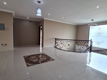 En venta amplia casa en Urbanización Estancias del Rio, vía Samborondon
