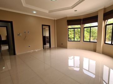 En venta amplia casa en Urbanización Estancias del Rio, vía Samborondon