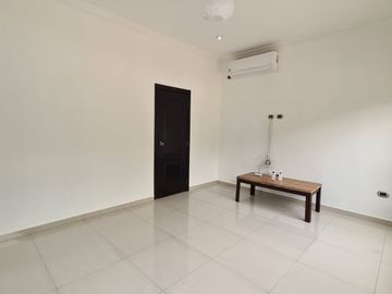 En venta amplia casa en Urbanización Estancias del Rio, vía Samborondon
