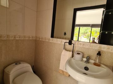 En venta amplia casa en Urbanización Estancias del Rio, vía Samborondon