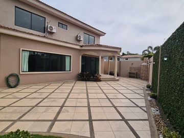 En venta amplia casa en Urbanización Estancias del Rio, vía Samborondon