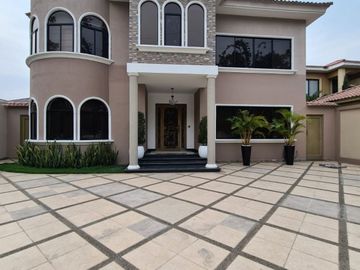 En venta amplia casa en Urbanización Estancias del Rio, vía Samborondon