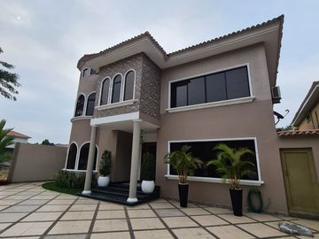 En venta amplia casa en Urbanización Estancias del Rio, vía Samborondon