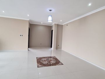 En venta amplia casa en Urbanización Estancias del Rio, vía Samborondon