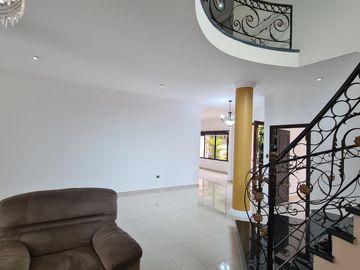 En venta amplia casa en Urbanización Estancias del Rio, vía Samborondon