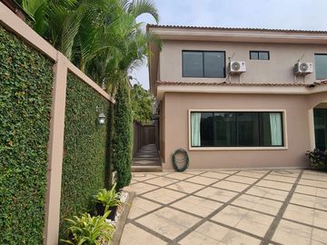 En venta amplia casa en Urbanización Estancias del Rio, vía Samborondon
