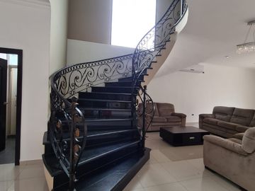 En venta amplia casa en Urbanización Estancias del Rio, vía Samborondon