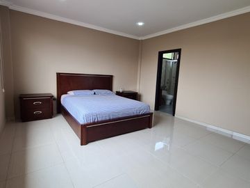 En venta amplia casa en Urbanización Estancias del Rio, vía Samborondon