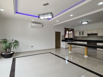 En venta amplia casa en Urbanización Estancias del Rio, vía Samborondon