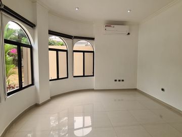 En venta amplia casa en Urbanización Estancias del Rio, vía Samborondon