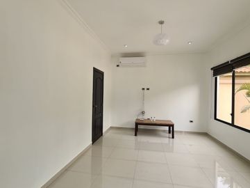 En venta amplia casa en Urbanización Estancias del Rio, vía Samborondon