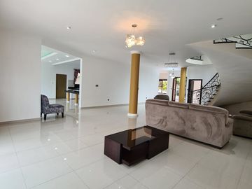 En venta amplia casa en Urbanización Estancias del Rio, vía Samborondon