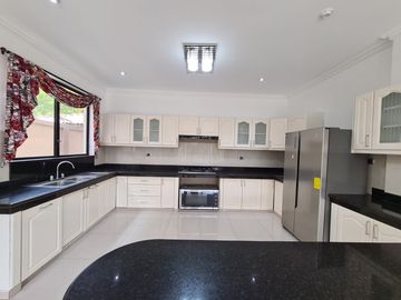 En venta amplia casa en Urbanización Estancias del Rio, vía Samborondon