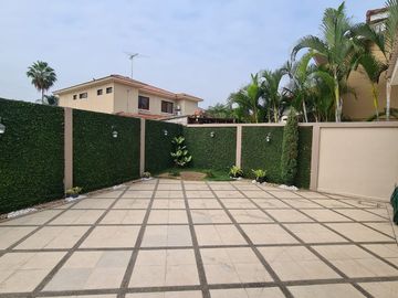 En venta amplia casa en Urbanización Estancias del Rio, vía Samborondon