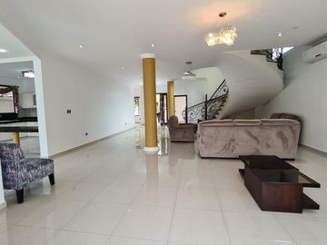 En venta amplia casa en Urbanización Estancias del Rio, vía Samborondon