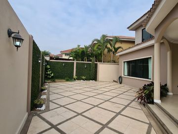 En venta amplia casa en Urbanización Estancias del Rio, vía Samborondon