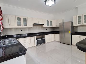 En venta amplia casa en Urbanización Estancias del Rio, vía Samborondon