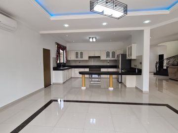 En venta amplia casa en Urbanización Estancias del Rio, vía Samborondon