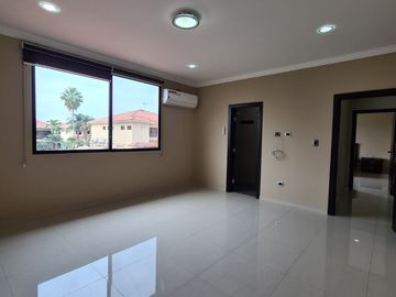 En venta amplia casa en Urbanización Estancias del Rio, vía Samborondon