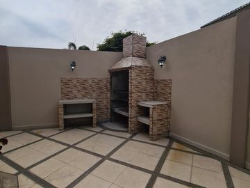 En venta amplia casa en Urbanización Estancias del Rio, vía Samborondon