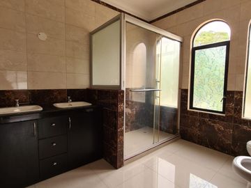 En venta amplia casa en Urbanización Estancias del Rio, vía Samborondon