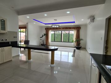 En venta amplia casa en Urbanización Estancias del Rio, vía Samborondon
