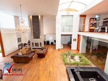 HERMOSA CASA INDEPENDIENTE DE 4 DORMITORIOS 4 COCHERAS Y PISCINA RODEADA DE COMERCIOS CERCA A TODO COM AMPLIA Y HERMOSA TERRAZA